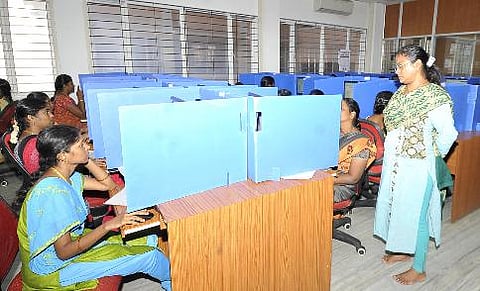அரசு, அரசு உதவி பெறும் பள்ளிகளில் கணினி ஆசிரியர் நியமன தேர்வை ரத்து செய்யக்கோரிய மனு தள்ளுபடி