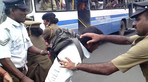 அரசு பேருந்தில் பயணிகளுக்கு இடையூறாக ரகளை; புதுக்கல்லூரி மாணவர்கள் 9 பேர் கைது: இடைநீக்கம் செய்தது கல்லூரி  