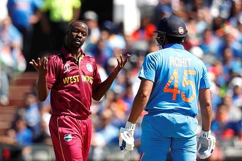 மட்டையின் உள்விளிம்பில் பட்டதா? ரோஹித் நம்பவில்லை: ரிவியூவில் அவுட் என்று தீர்ப்பு