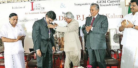 உலகமே கொண்டாடும் லேப்ராஸ்கோப்பி பிதாமகன்: `ஜெம்’ மருத்துவமனை டாக்டர் சி.பழனிவேலு