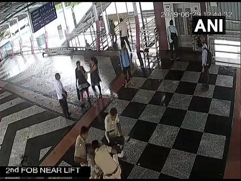 ரயில் பயணிக்கு திடீர் மாரடைப்பு:  உயிரைக் காப்பாற்றிய மும்பை ரயில்வே போலீஸார்