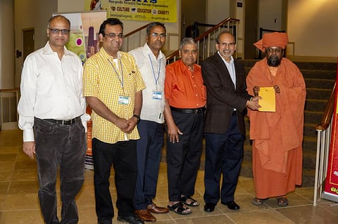 இணையத்தைக் கலக்கும் ‘யாதும் ஊரே’ கீதம்: உலகை வியக்கவைக்கும் ஒற்றைக் கவிதை!