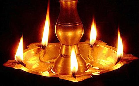 பிரம்ம முகூர்த்தத்தில்  விளக்கேற்றுங்கள்; 
கடன் தொல்லையெல்லாம் தீரும்!