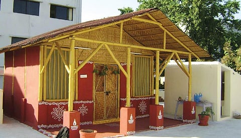 மூங்கில் வீடு கட்டும் தம்பதி