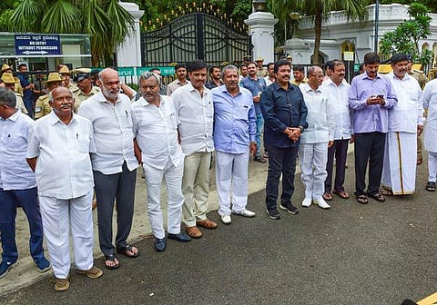 கர்நாடக அரசியல் குழப்பம்: சபாநாயகருக்கு எதிராக உச்ச நீதிமன்றத்தில் மனு; மேலும் 5 எம்எல்ஏக்கள் முடிவு