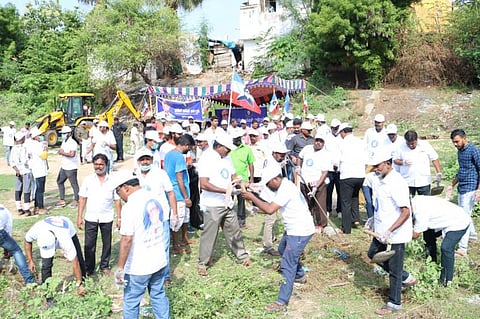 புதுச்சேரியில் தொகுதி தோறும் குளத்தை தூர்வாரும் பணியைத் தொடங்கிய ரஜினி மக்கள் மன்றம்
