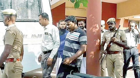 சென்னைக்கு கொண்டு செல்வதற்காக, நாகை மாவட்ட காவல் கண்காணிப்பாளர் அலுவலகத்தில் இருந்து ஹசன் அலி, முகமது யூசுப்புதீன் ஆகியோரை அழைத்து வரும் தேசிய புலனாய்வு துறை அதிகாரிகள்.