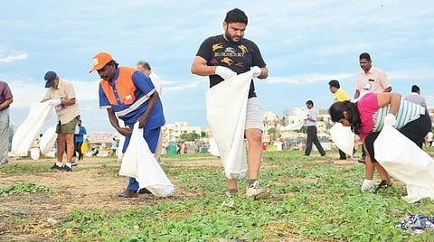 ஓட்டப் பயிற்சியோடு, குப்பையை சேகரித்து அகற்றும் நிகழ்ச்சியை சென்னை பெசன்ட் நகர் எலியட்ஸ் கடற்கரையில் மாநகராட்சி ஆணையர் கோ.பிரகாஷ் நேற்று தொடங்கிவைத்தார். தன்னார்வலர்களுடன் இணைந்து அவரும் ஓட்டப் பயிற்சியுடன் குப்பைகளை அகற்றினார்.படம்: பு.க.பிரவீன்