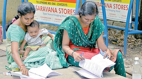 சென்னை கோடம்பாக்கத்தில் உள்ள பதிப்பகச் செம்மல் க.கணபதி அரசு மேல்நிலைப் பள்ளியில் நேற்று அஞ்சல் துறைத் தேர்வு எழுத வந்த பெண்கள், தேர்வுக்கு தயாராகின்றனர்.படம்: பு.க.பிரவீன்