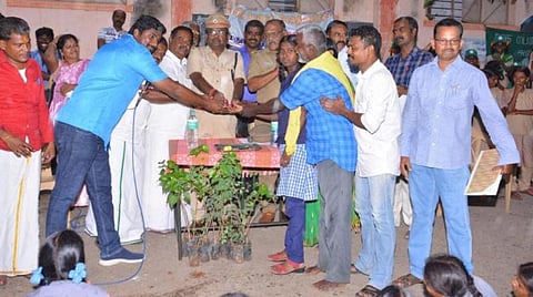 கொடுத்த மரக்கன்றுகளை சிறப்பாக வளர்த்த பள்ளிக் குழந்தைகளுக்கு தங்க நாணயம், ரூ.5 ஆயிரம் பரிசு:  அலங்காநல்லூர் அரசுப் பள்ளி முன்னாள் மாணவர்களின் பசுமைப் பாசம்