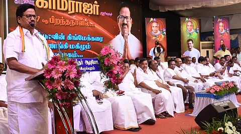 விழுப்புரத்தில் நடந்த பொதுக்கூட்டத்தில் தமிழக காங்கிரஸ் தலைவர் கே. எஸ் அழகிரி பேசுகிறார்.