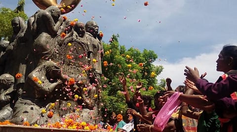நினைவு மண்டபத்தில் அஞ்சலி
