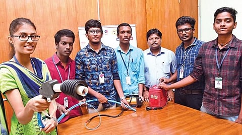 எரிபொருள் வீணாவதை தடுக்கும் தொழில்நுட்பத்தை உருவாக்கிய அரசு தொழில்நுட்பக் கல்லூரி மாணவர்கள் | படம்: ஜெ.மனோகரன்