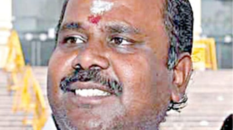 அரசு புறம்போக்கு நிலங்களில் நீண்டகாலமாக குடியிருப்போருக்கு இலவச பட்டாவுடன் வீடு தரப்படும்: அமைச்சர் ஆர்.பி.உதயகுமார் தகவல் 