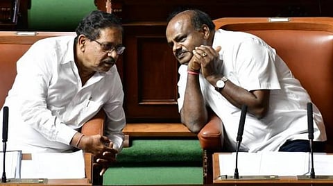 காங்கிரஸைச் சேர்ந்த துணை முதல்வர் பரமேஸ்வராவுடன் முதல்வர் குமாரசாமி - கோப்புப் படம்