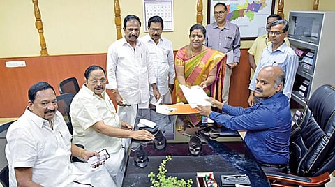 திமுக சார்பில் மாற்று வேட்பாளராக போட்டியிட மாவட்ட ஆட்சியர் சண்முகசுந்தரத்திடம் மனு தாக்கல் செய்த சங்கீதா. அருகில், முன்னாள் அமைச்சர் துரைமுருகன் உள்ளிட்டோர். படங்கள்: வி.எம்.மணிநாதன்
