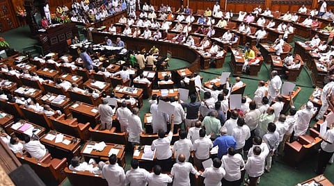கர்நாடகா அரசியல் குழப்பம்: சட்டப்பேரவை வெள்ளிக்கிழமை காலை 11 மணி வரை ஒத்திவைப்பு- விடிய விடிய தர்ணா செய்ய எடியூரப்பா முடிவு