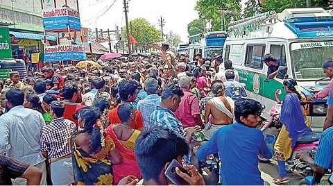 காஞ்சிபுரம் வரதராஜ பெருமாள் கோயிலுக்கு முதியோர்கள் செல்லும் வரிசை அருகே குவிந்திருந்த பக்தர்கள் கூட்டம்.