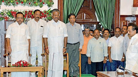 சட்டப்பேரவை கூட்ட அரங்கில், விடுதலை போராட்ட வீரர் எஸ்.எஸ்.ராமசாமி படையாட்சியார் உருவப்படத்தை முதல்வர் பழனிசாமி நேற்று திறந்து வைத்தார். நிகழ்ச்சியில், பேரவை தலைவர் ப.தனபால், துணை முதல்வர் ஓ.பன்னீர்செல்வம், சட்டப்பேரவை எதிர்க்கட்சித் தலைவர் மு.க.ஸ்டாலின், துணைத் தலைவர் துரைமுருகன், ராமசாமி படையாட்சியார் மகன் எஸ்எஸ்ஆர் ராமதாஸ் மற்றும் குடும்பத்தினர் பங்கேற்றனர்.படம்: க.பரத்