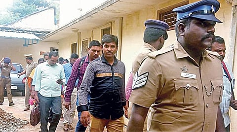 நெல்லை மாவட்டம் மேலப்பாளையத்தில் உள்ள முகமது இப்ராகிம் வீட்டில் சோதனை நடத்திய அதிகாரிகள். படம்: எம்.லட்சுமி அருண்