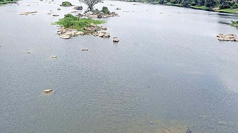 கர்நாடகாவில் கனமழை பெய்து வருவதால் கிருஷ்ணராஜ சாகர் அணைக்கு வினாடிக்கு 3,100 கன அடி நீர் வந்து கொண்டிருக்கிறது. அந்த அணையில் இருந்து வினாடிக்கு 5,174 கன அடி நீர் திறந்துவிடப்படுகிறது. இதன்காரணமாக ஸ்ரீரங்கபட்டினா, மகாதேவபுரம் பகுதி காவிரி ஆற்றில் வெள்ளப்பெருக்கு ஏற்பட்டுள்ளது.
