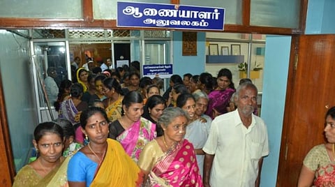 குடிநீர் பற்றாக்குறையால் மதுரையில் பொதுமக்கள் மறியல்: ஆளும்கட்சி எம்எல்ஏ தலைமையில் மாநகராட்சி அலுவலகத்தை முற்றுகையிட்டு போராட்டம்