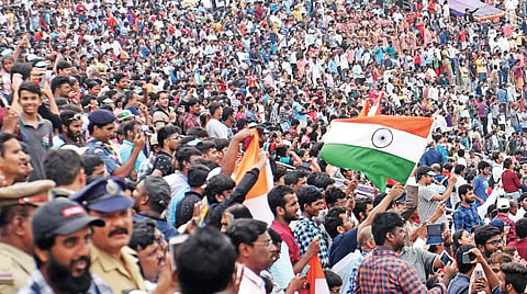 ஸ்ரீஹரிகோட்டாவில் உள்ள சதீஷ் தவான் விண்வெளி ஆய்வு மையத்தின் ஏவுதளத்தில் இருந்து ஜிஎஸ்எல்வி மார்க் - 3 ராக்கெட் மூலம் சந்திரயான் - 2 விண்கலம் வெற்றிகரமாக விண்ணில் ஏவப்பட்டதை மகிழ்ச்சியுடன் கொண்டாடிய பொதுமக்கள்.