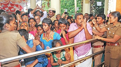 அத்திவரதரை வரிசையில் வந்து தரிசிக்கும் பொதுமக்கள். படங்கள்: ஆர்.ஜெயப்பிரகாஷ்