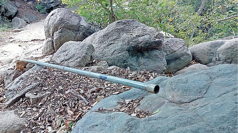 சதுரகிரி மலைப் பாதையில் இணைப்பு இல்லாமல் உடைந்து கிடக்கும் குடிநீர் குழாய்.