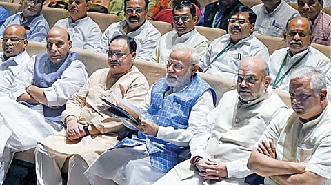 பாஜக எம்.பி.க்களின் கூட்டம் டெல்லியில் நேற்று நடைபெற்றது. இதில் பிரதமர் நரேந்திர மோடி, உள்துறை அமைச்சர் அமித் ஷா, பாதுகாப்புத் துறை அமைச்சர் ராஜ்நாத் சிங், கட்சியின் செயல் தலைவர் ஜே.பி.நட்டா உள்ளிட்டோர் பங்கேற்றனர்.படம்: பிடிஐ