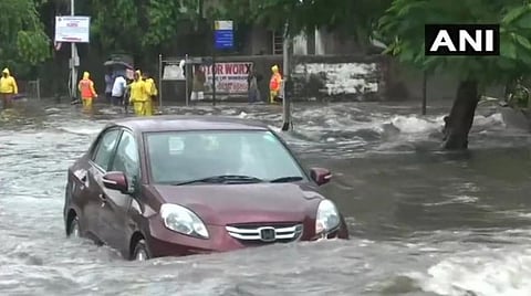 மும்பையில் மீண்டும் கனமழை; இயல்பு வாழ்க்கை பாதிப்பு: மூன்று கார்கள் அடுத்தடுத்து மோதி விபத்து