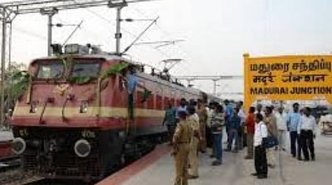 மதுரையில் எக்ஸ்பிரஸ் ரயில் சக்கரத்தில் சிக்கிய பெண் உயிருடன் மீட்பு 
