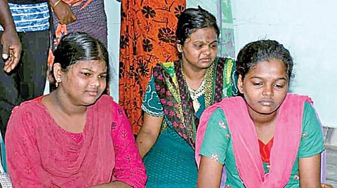 கொலை செய்யப்பட்ட பணிப்பெண் மாரியம்மாளின் 3 மகள்கள்.