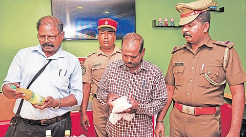 ‘சிக்கன் ஷவர்மா’ சாப்பிட்டு ஜிப்மர் மாணவர்கள் மயக்கமடைந்தால், ஹோட்டலில் ஆய்வு செய்யும் உணவு பாதுகாப்புத் துறை அதிகாரிகள். படம்: எம்.சாம்ராஜ்