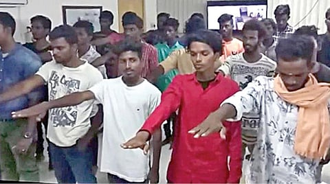 அம்பத்தூர் காவல் ஆணையர் அலுவலகத்தில் காவல் துணை ஆணையர் ஈஸ்வரன் முன்னிலையில் உறுதிமொழி எடுத்துக் கொண்ட ‘ரூட் தல’ மாணவர்கள்.