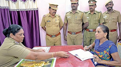 பரோலில் வந்துள்ள நளினி நேற்று சத்துவாச்சாரி காவல் நிலையத்தில் கையெழுத்திட்டார். படம் : வி.எம்.மணிநாதன்.