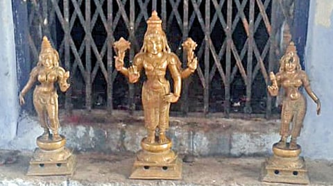 மானாமதுரை அருகே இடைக்காட்டூர் கரியமாணிக்க பெருமாள் கோயில் வாசலில் வைக்கப்பட்டிருந்த ஐம்பொன் சிலைகள்.