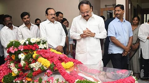 குடியரசு துணைத் தலைவர் வெங்கய்ய நாயுடு ஜெய்பால் ரெட்டி உடலுக்கு மலர்வளையம் வைத்து அஞ்சல் செலுத்திய காட்சி : படம் கே.வி.எஸ்.கிரி
