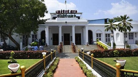 தகுதியிருந்தும் புதுச்சேரி இளையோருக்கு கல்லூரி பேராசிரியர்கள் பணியிடம் மறுப்பு﻿: ﻿வட மாநிலத்தவர் நியமனத்தால் தவிக்கும் கல்லூரி மாணவர்கள்﻿