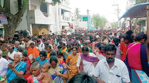 அத்திவரதரை தரிசிப்பதற்காக முண்டியடித்து செல்லும் பக்தர்கள் கூட்டம். படம்: கோ.கார்த்திக்