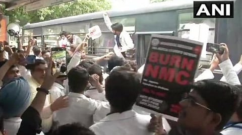 என்எம்சி மசோதாவுக்கு எதிராக டெல்லியில் இன்று போராட்டம் நடத்திய மருத்துவர்கள், மாணவர்களை போலீஸார் கைது செய்து அழைத்துச் சென்ற காட்சி : படம் ஏஎன்ஐ