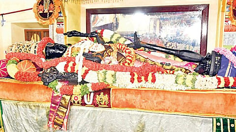 29-ம் நாளான நேற்று அத்திவரதர் இளஞ்சிவப்பு நிறப் பட்டாடை அணிந்து பக்தர்களுக்கு அருள்பாலித்தார்.