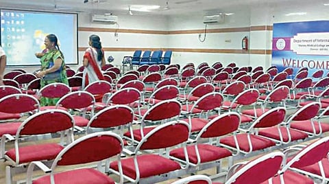 ஊதிய உயர்வு உள்ளிட்ட கோரிக்கைகளை வலியுறுத்தி டாக்டர்கள் ஒத்துழையாமை போராட்டம்: அரசு மருத்துவமனைகளில் நிர்வாக பணிகள் முடக்கம் 