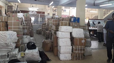 இடநெருக்கடியில் மதுரை மாவட்ட மைய நூலகம்: குடோன் இல்லாததால் நடைபாதைகளில் கிடக்கும் புத்தகங்கள்
