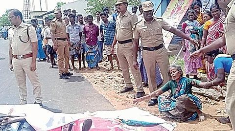 குளித்தலை அருகே 40 ஏக்கர் குளத்தில் அத்துமீறி விவசாயம் ; ஆக்கிரமிப்பை எதிர்த்து வழக்கு தொடர்ந்ததால் தந்தை, மகன் கொலை: 6 பேர் மீது வழக்கு பதிவு செய்து போலீஸார் தீவிர விசாரணை