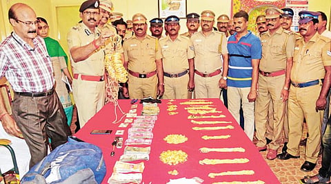கேரளாவில் நகைக்கடையில் கொள்ளையடித்துவிட்டு சேலம் வழியாக காரில் தப்ப முயன்ற கொள்ளை கும்பல் சிக்கியது: 3.5 கிலோ தங்கம், ரூ.13.10 லட்சம் பறிமுதல்