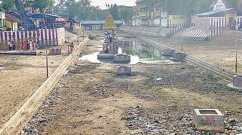 காவிரியில் தண்ணீர் இல்லாததால் வறண்டு காணப்படும் நாகப்பட்டினம் மாவட்டம், மயிலாடுதுறையில் உள்ள துலாக்கட்டம்.