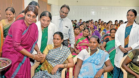 தமிழகம் முழுவதும் அரசு மருத்துவமனைகளில் ‘மருத்துவமனை தினம்’ நேற்று கொண்டாடப்பட்டது. சென்னை எழும்பூர் அரசு தாய் சேய் நல மருத்துவமனையில் சுகாதாரத்துறை செயலாளர் பியுலா ராஜேஷ் கர்ப்பிணிகளுக்கு வளைகாப்பு நடத்தி மருத்துவமனை தினத்தை கொண்டாடினார். உடன் நீதிபதி ஜெயந்தி, மருத்துவக் கல்வி இயக்குநர் எட்வின் ஜோ. படம்: பு.க.பிரவீன்