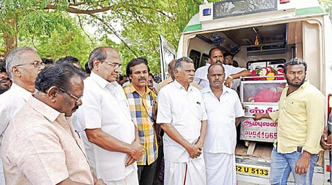 சேலம் மாவட்டம் நங்கவள்ளியில் கொலை செய்யப்பட்ட இந்திய கம்யூனிஸ்ட் கட்சி பிரமுகர் வேலுதங்கமணியின் உடலுக்கு அஞ்சலி செலுத்திய கட்சியின் மாநில செயலாளர் முத்தரசன் , திருப்பூர் எம்பி சுப்பராயன் மற்றும் நிர்வாகிகள். படம் எஸ்.குரு பிரசாத்