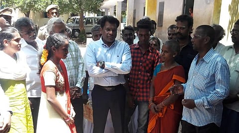 மாணவி தீபாவை சந்திக்கும் ஆஅட்சியர் கந்தசாமி, உடன் மாணவியின் பெற்றோர்